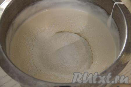 В яичную массу добавить разрыхлитель, крахмал и соль, перемешать лопаткой. Начать частями всыпать просеянную муку, каждый раз тщательно вмешивая её в тесто с помощью лопатки.&nbsp;