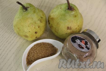 Пока бисквит для торта остывает, приготовим карамелизированные груши.&nbsp;