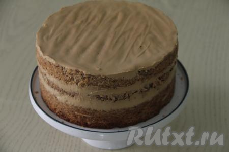 Затем выложить в кольцо следующий корж, смазать его одной частью крема, разложить часть грушевой начинки. Таким образом, чередуя коржи, крем и начинку, собрать весь торт. Верхний корж торта просто покрыть кремом без груш. Поставить торт в холодильник на ночь. Затем снять кольцо. Вот такой орехово-грушевый тортик получился.&nbsp;