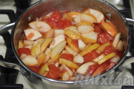 Как только варенье закипит, снять пенку, уменьшить огонь и варить 3 минуты, периодически перемешивая. Затем снять кастрюлю с вареньем с огня, закрыть крышкой и оставить до полного остывания. За это время яблоки хорошо пропитаются сиропом.&nbsp;