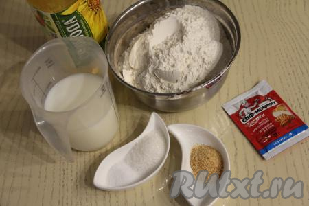 Подготовить продукты для приготовления чесночного хлеба в хлебопечке. Муку нужно обязательно просеять. Если у вас свежий чеснок, тогда очистите зубчики от кожуры и натрите их на мелкой тёрке (или пропустите через пресс). Я использовала сушёный чеснок.