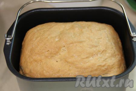 После того как колобок из теста замесится, закройте крышку хлебопечки и ожидайте окончания выпечки хлеба. После звукового сигнала, означающего окончание режима выпечки, нужно открыть крышку хлебопечки и достать ведёрко с чесночным хлебом. Дать хлебу 5-10 минут остыть в ведёрке.&nbsp;