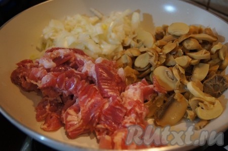 Грибы (у меня консервированные шампиньоны), мелко рубленый лук, порезанный бекон обжариваем на сковородке до готовности (если бекон нежирный, добавьте масло).