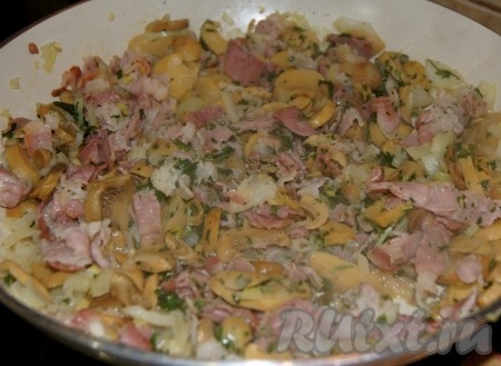 Грибы, бекон, лук обжарились.