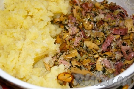 Заранее приготовить картофельное пюре по классическому рецепту. Соединяем пюре с обжаренными грибами, беконом и луком. Перемешиваем и остужаем начинку для нашего пирога.
