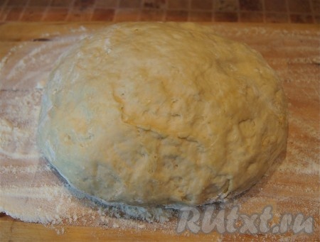 В миску насыпаем муку, дрожжи, сахар, соль, перемешиваем. Наливаем воду, оливковое масло. Перемешиваем при помощи комбайна с насадкой для теста или руками. Накрываем тесто пищевой пленкой и оставляем на 30-40 минут.