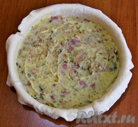 На тесто кладем остывшую начинку.