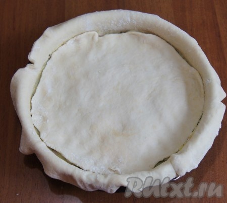 Из оставшегося кусочка теста делаем круглый пласт диаметром с форму для выпечки. Кладем его на начинку.