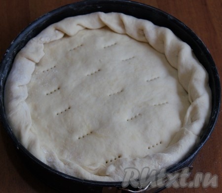 Защепляем края, верхушку прокалываем вилкой в нескольких местах. Смазываем сливочным маслом. Ставим в разогретую до 200 градусов духовку на 30-40 минут до подрумянивания.
