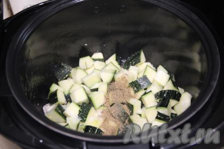 К овощам и куриному мясу добавить соль и специи по вкусу, перемешать, закрыть крышку мультиварки. Выставить режим "Тушение" и готовить филе куриной грудки с кабачками 30 минут.&nbsp;