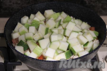 В эту же сковороду выложить кабачок, нарезанный на кубики со стороной 1 сантиметр.&nbsp;