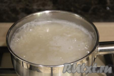 Рис выложить в сито, промыть водой, дать стечь лишней воде. В кастрюлю с достаточно большим количеством кипящей подсоленной воды выложить рис, перемешать, ещё раз дать воде закипеть. Уменьшить огонь и варить рис до готовности (минут 20-25, рисинки должны стать мягкими, но не переваренными).&nbsp;