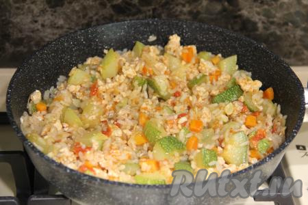 Перемешать рис с кабачками и фаршем, потомить на среднем огне 2-3 минуты, иногда перемешивая, и убрать с огня.&nbsp;
