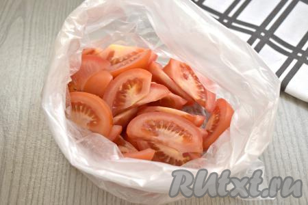 Помидоры моем, нарезаем на небольшие ломтики, вырезая место, в котором находилась плодоножка. Нарезанные помидоры складываем в пакет. Я использовала для маринования 2 целлофановых пакета, вставив один в другой, а затем уже выложила помидоры.&nbsp;