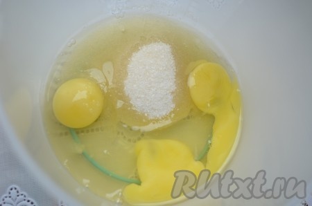 Яйца взбейте с сахаром.