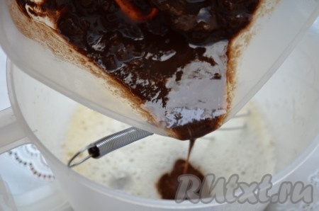 Добавьте растопленный шоколад и масло к яйцам.