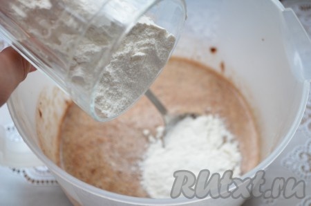 Всыпьте муку. 