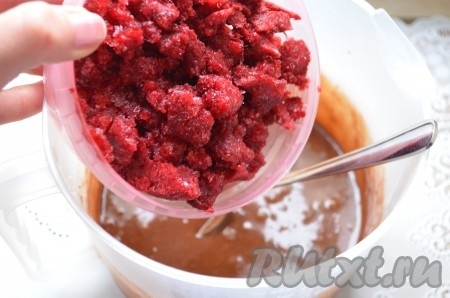 Добавьте малину (замороженную малину не размораживайте!).
