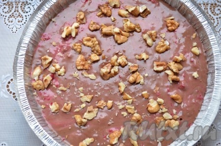 Вылейте тесто в форму, посыпьте орехами, как на фото.
