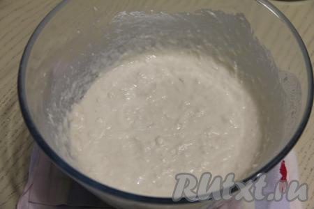 Аккуратно влить в тесто крутой кипяток и тщательно перемешать столовой ложкой до однородности.&nbsp;