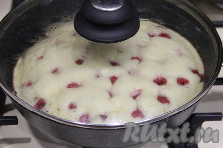 Накрыть сковороду крышкой и поставить на минимальный огонь.&nbsp;