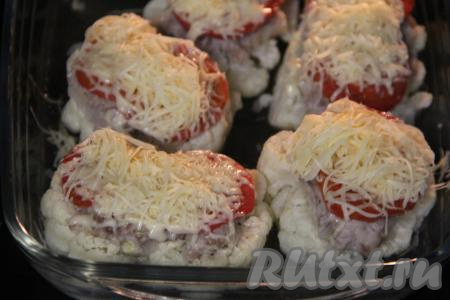 Накрыть форму фольгой и поставить в духовку, разогретую до 180 градусов. Запекать стейки из цветной капусты с фаршем 45 минут. Затем достать форму, снять фольгу и присыпать стейки сыром, натёртым на мелкой тёрке. Поместить форму, не накрывая фольгой, в духовку на 10 минут.