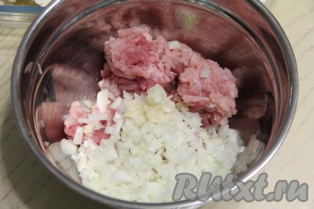 Лук и чеснок очистить. Для получения начинки в глубокой миске соединить мясной фарш, мелко нарезанные лук и чеснок, посолить по вкусу, хорошо перемешать.&nbsp;