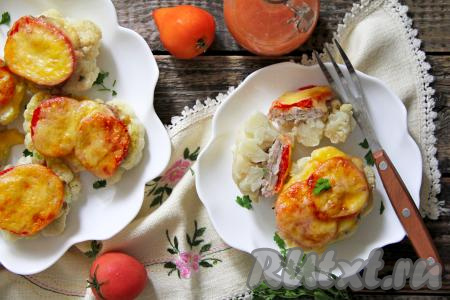 Аппетитные, вкусные стейки из цветной капусты с фаршем,&nbsp;помидором и сыром переложить на тарелку и подать к столу в горячем виде, дополнив вашим любимым соусом.