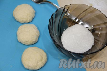 Каждую часть теста скатать в шарик и слегка приплюснуть.&nbsp;