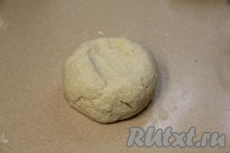 Замесить мягкое, нежное песочное тесто, оно будет слегка липнуть к рукам.&nbsp;