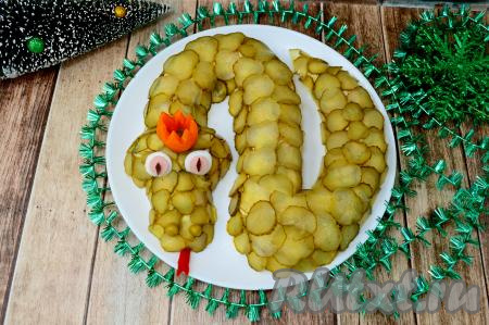 Получилась очень симпатичная новогодняя зелёная змея Скарапея, как из известного советского мультика "Волшебное кольцо".