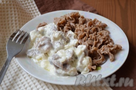 Куриные желудочки в сметане