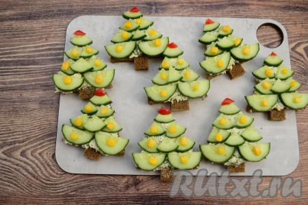 Украсить наши праздничные бутерброды можно зёрнами консервированной кукурузы и небольшими кусочками красного перца.&nbsp;Можно проявить фантазию и украсить такие праздничные бутерброды по-своему. Думаю, подойдут крабовые палочки и зёрна красной икры, каперсы или маслины.