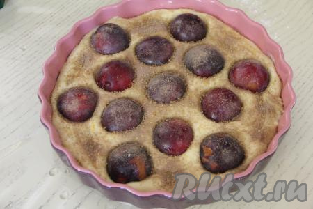 Соединить корицу и сахар, присыпать этой смесью верх пирога и половинки слив. Форму поставить в духовку, разогретую до 180 градусов, выпекать заливной пирог со сливами и корицей 35 минут.