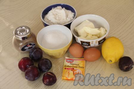 Подготовить продукты для приготовления заливного пирога со сливами и корицей в духовке. Сливочное масло должно быть либо комнатной температуры (то есть его нужно будет заранее достать из холодильника), либо немного растопленным (то есть его нужно будет слегка подогреть в микроволновке, оно должно стать более мягким, но не жидким).