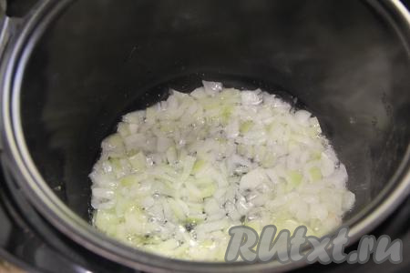 Обжарить лук в течение 5 минут (до прозрачности лука), периодически перемешивая.&nbsp;