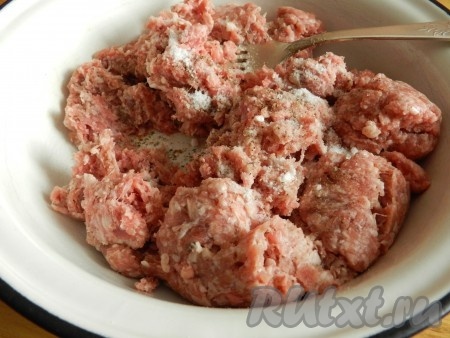 Фарш посолить, поперчить по вкусу, тщательно вымесить, чтобы он стал однородным и мягким.