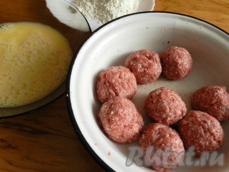 Фарш разделить на равные части. Яйца слегка взбить, муку высыпать на плоскую тарелку.