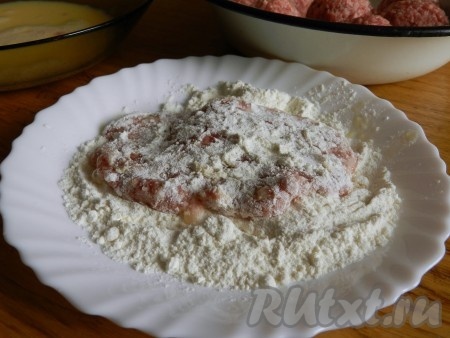 Обмакнуть лепешку сначала в яйцо, затем в муку.