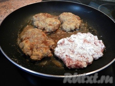 Жарить на разогретом масле с двух сторон до готовности.