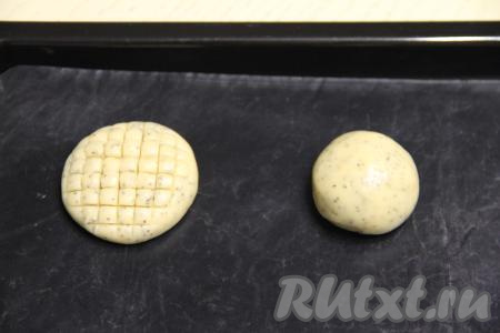 Разделить тесто на 16 частей. Скатать из каждой части теста шарик и слегка его расплющить. Можно сделать квадратные насечки вилкой или яйцерезкой на поверхности слегка расплющенных шариков.&nbsp;Я сделала насечку с помощью яйцерезки.