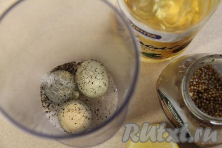 В чашу погружного блендера (или в неширокую стеклянную банку объёмом 0,5-0,8 литра)&nbsp;выложить варёные желтки, добавить горчицу, соль, сахар, чёрный молотый перец и сок лимона.