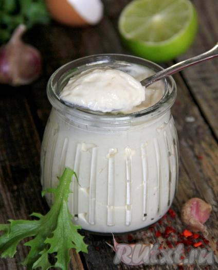 Майонез из варёных желтков, приготовленный в домашних условиях, можно сразу использовать по назначению или переложить в баночку, закрыть крышкой и убрать в холодильник. Хранить такой майонез в холодильнике можно до 5 суток.