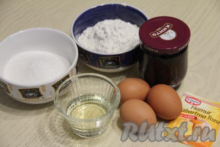Подготовить продукты для приготовления бисквитного пирога с вареньем.&nbsp;Варенье можно взять любое, у меня - вишнёвое без косточек.