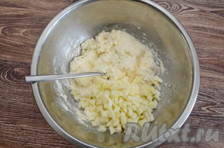 Добавить нарезанную (или натёртую) грушу в миску с творожной массой.