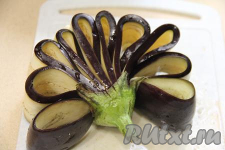 Затем загнуть полоски баклажана в виде цветочка, как на фото, заводя верх полосок в плодоножку.&nbsp;