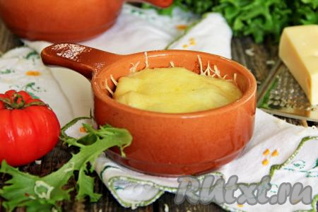 Нежный, вкусный, ароматный жульен, приготовленный с индейкой и грибами, подать к столу порционно в горячем виде в кокотницах, в которых он запекался в духовке.