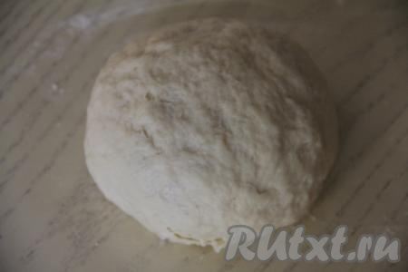 Постепенно подсыпая оставшуюся муку, перемешивать тесто ложкой. Когда тесто станет трудно перемешивать ложкой, начать замешивать тесто для пиде руками, подсыпая муку только по мере необходимости и, учитывая, что тесто должно получиться очень нежным, практически не липнущим к рукам. Вымешивать тесто руками нужно не менее 5-7 минут. Поместить замешанное тесто для турецкой пиццы в пакет и оставить его "отдохнуть" при комнатной температуре на 30 минут.