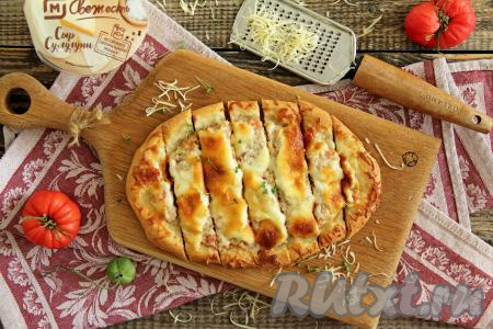 Готовую турецкую пиццу достать из духовки, нарезать на кусочки и подать в горячем виде сочные, вкусные, аппетитные пиде с фаршем и сыром к столу.