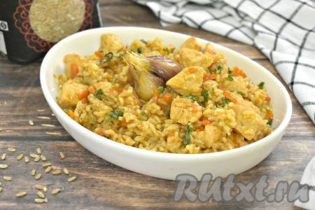 Бурый рис с курицей раскладываем по тарелкам и подаём в качестве полноценного обеда или ужина к столу.